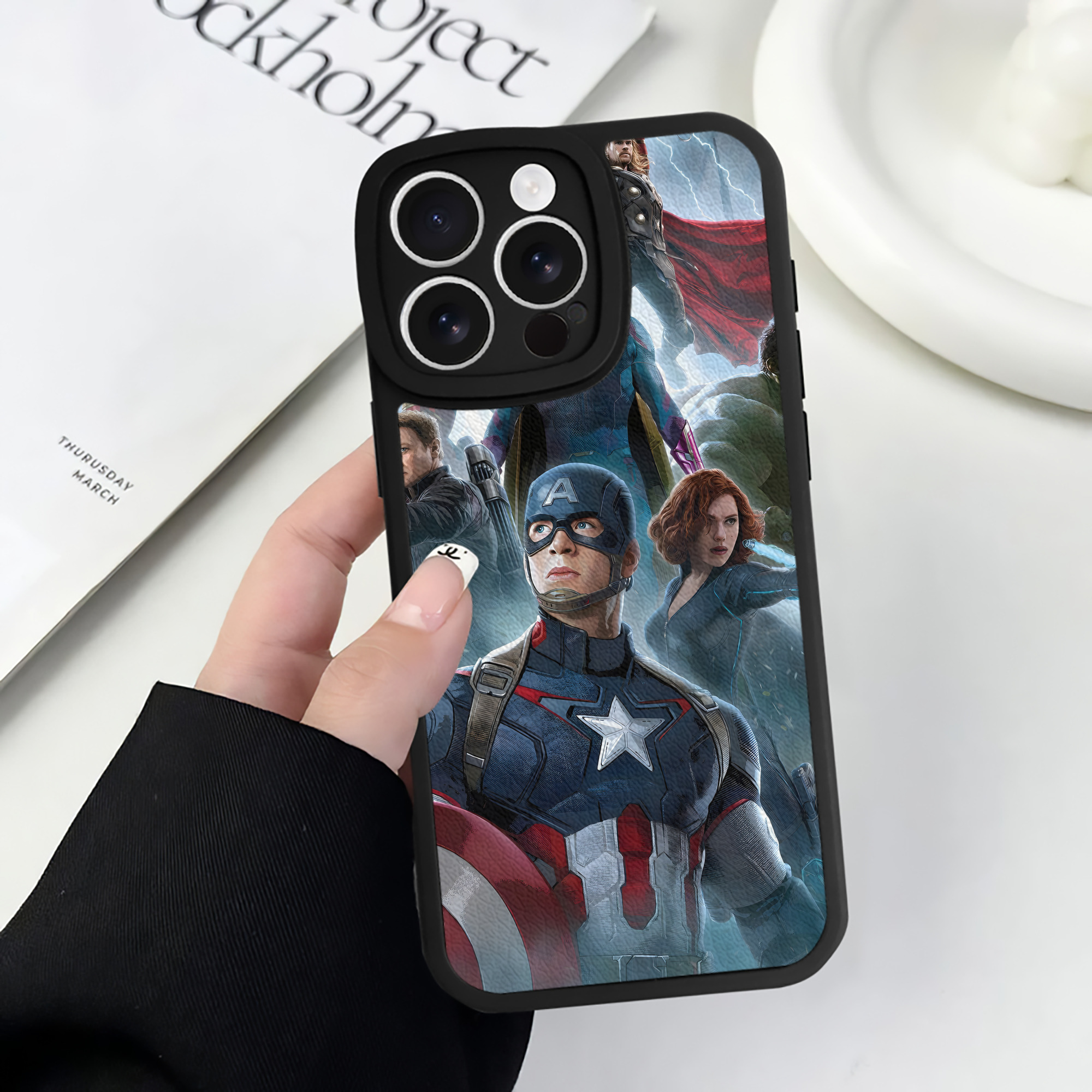 （画像用） アベンジャーズ The Avengers 【iPhone 16シリーズ対応】シリコンスマホケース（レザー調） 材質：シリコン